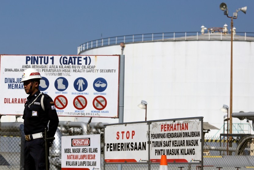 Pekerja beraktivitas di kawasan Kilang PT. Pertamina RU (Refinery Unit) IV Cilacap, Jawa Tengah, (ilustrasi).