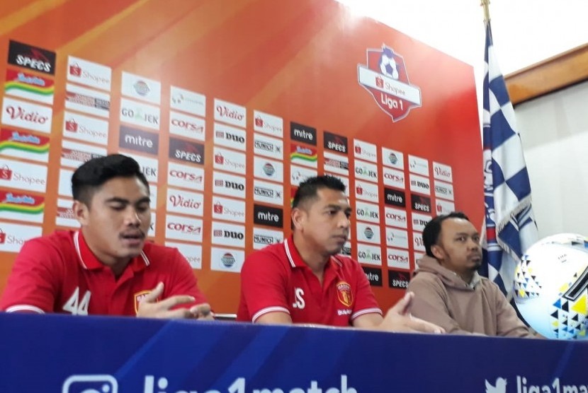 Pelatih Perseru Badak Lampung, Jan Saragih (tengah) dan pemain Jujun Saepulloh (kiri) memberikan keterangan pers di Kantor Arema FC, Kota Malang, Senin (15/7).