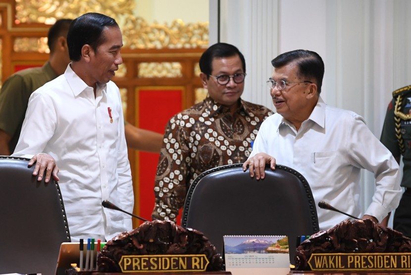 Presiden Joko Widodo (kiri) berbincang dengan Wakil Presiden Jusuf Kalla (kanan) dan Seskab Pramono Anung sebelum memimpin rapat terbatas di Kantor Presiden Jakarta, Senin (15/7/2019).