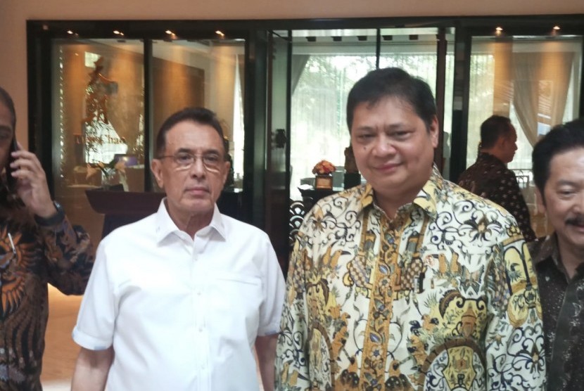 Ketua Majelis Etik Golkar Muhammad Hatta (Putih) menemui Ketua Umum Golkar Airlangga Hartarto di Hotel Gran Melia, Kuningan, Jakarta Selatan. Senin (15/7)