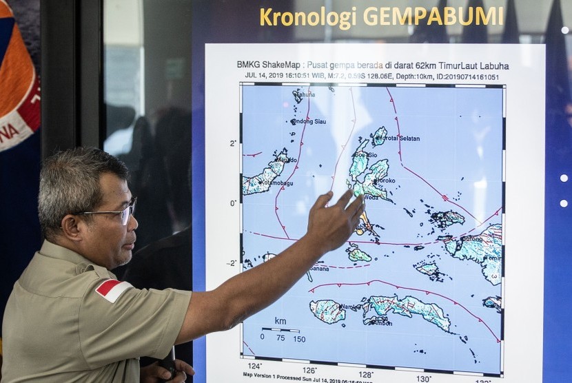 Plh Kepala Pusat Data Informasi dan Humas BNPB Agus Wibowo memberikan pemaparan mengenai dampak dan penanganan darurat gempa bumi Halmahera saat konferensi pers, di Graha BNPB, Jakarta, Senin (15/7/2019). 