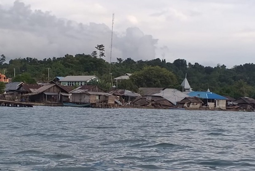 Bangunan rusak akibat gempa di Desa Gane Dalam, Kabupaten Halmahera Selatan, Maluku Utara, Senin (15/7/2019). 