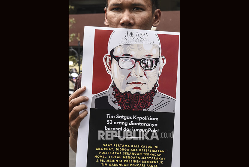 Pengunjuk rasa yang tergabung dalam Koalisi Masyarakat Sipil Antikorupsi menggelar aksi di kawasan Mabes Polri, Jakarta, Senin (15/7/2019). 
