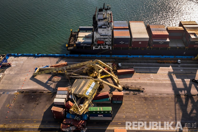  Foto udara sebuah container crane roboh akibat terbentur kapal peti kemas MV Soul of Luck berbendera Panama di Terminal Peti Kemas (TPK) Pelabuhan Tanjung Emas, Semarang, Jawa Tengah, Senin (15/7/2019).