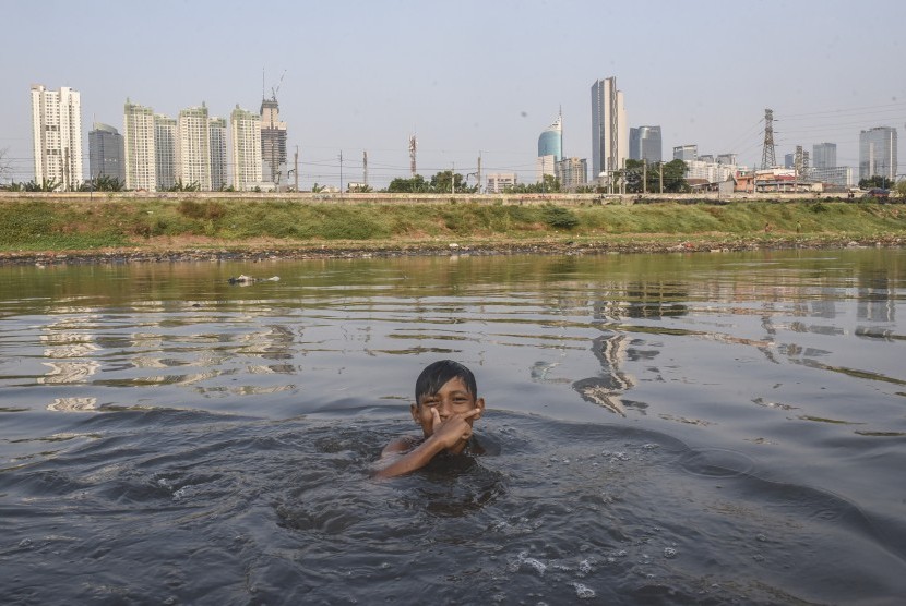 Bocah bermain air di aliran Kanal Banjir Barat (KBB) yang surut di Jakarta (ilustrasi).