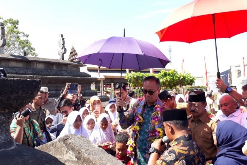 Menteri Sosial (Mensos) Agus Gumiwang Kartasasmita meresmikan rehabilitasi komplek makam pahlawan nasional Sultan Hasanuddin di Kecamatan Somba OpuKabupaten Gowa, Provinsi Sulawesi Selatan pada Selasa, (16/7). 