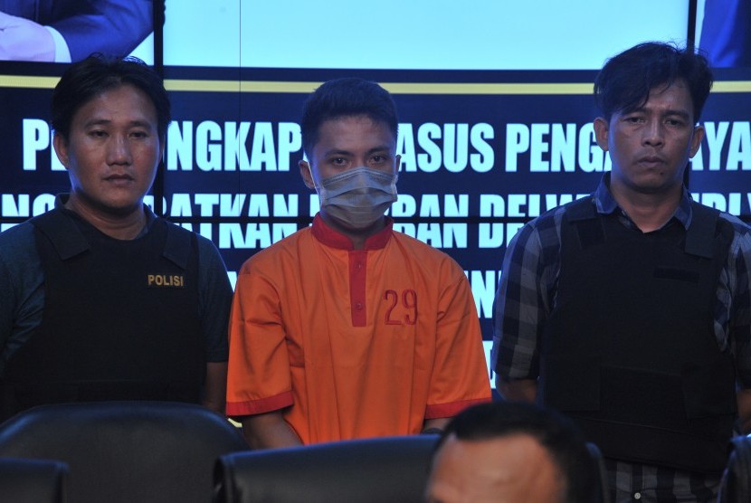 Obby Frisman Artakatu (tengah) ditampilkan saat rilis kasus tewasnya siswa saat Masa Orientasi Sekolah (MOS) SMA Taruna Indonesia di Mapolresta Palembang, Sumsel, Senin (15/7/2019). Terdakwa dituntut delapan tahun penjara oleh jaksa.