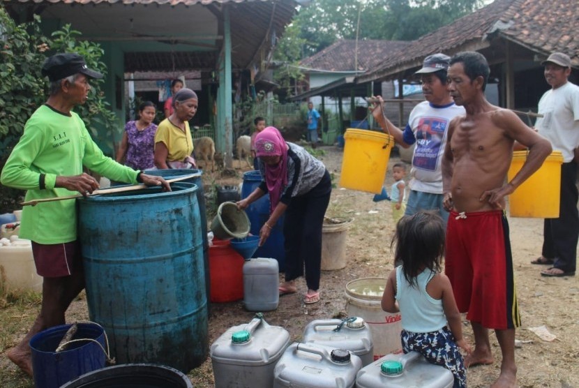 Warga Kecamatan Pangkalan, Karawang, sedang mengantre bantuan air bersih yang didistribusikan pemkab, Selasa (16/7).