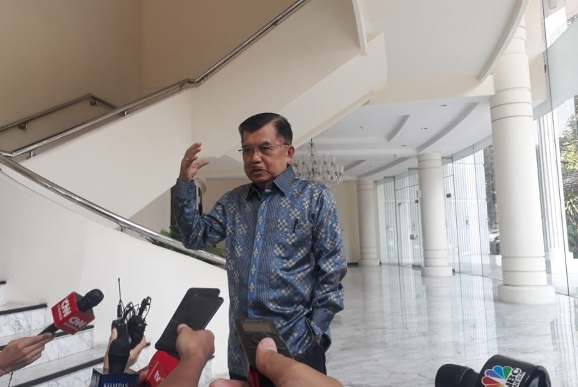 Wakil Presiden Jusuf Kalla saat diwawancarai wartawan di Kantor Wakil Presiden, Jakarta, Selasa (16/7).