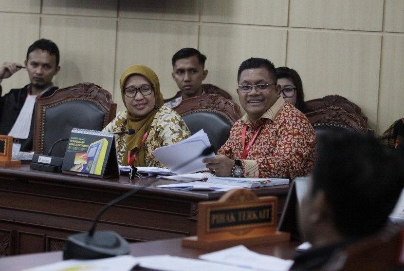 Anggota Bawaslu RI Ratna Dewi Pettalolo (kedua kiri) 