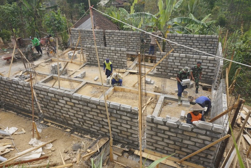 Personel TNI kerja bakti membangun rumah tinggal layak huni (RTLH) - ilustrasi