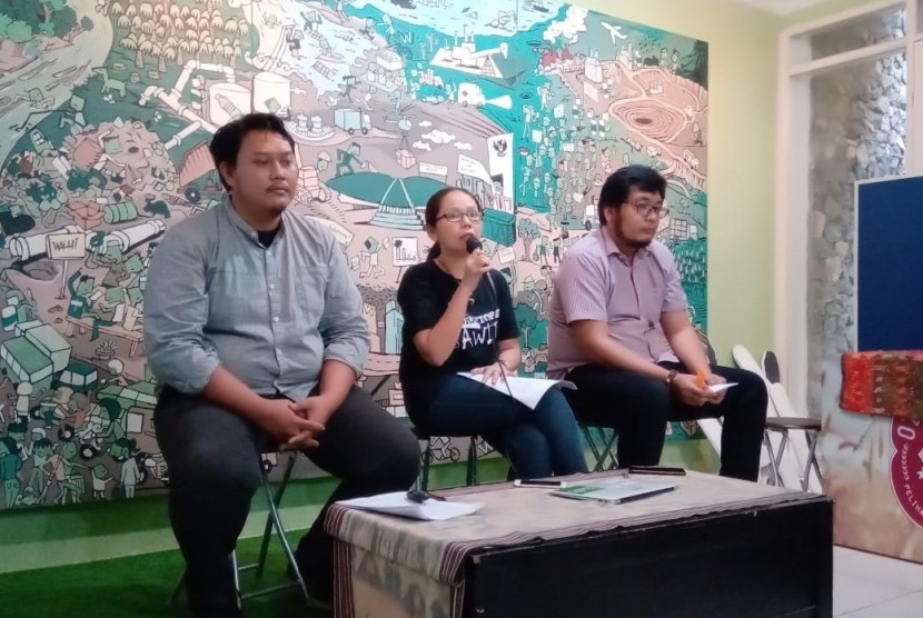 Koordinator Bidang Politik Walhi, Khalisah Khalid (tengah), memberikan tanggapan atas pidato Jokowi 'Visi Indonesia', Selasa (16/7).