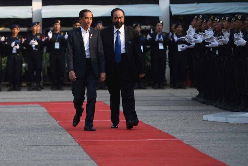 Presiden Joko Widodo (kiri) berjalan bersama Ketua Umum Partai Nasdem Surya Paloh. [ilustrasi] 