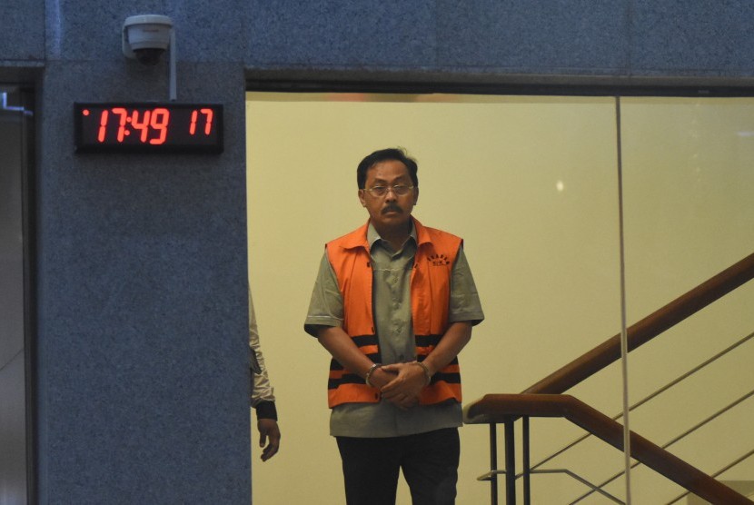 Tersangka Gubernur nonaktif Kepulauan Riau (Kepri) Nurdin Basirun meninggalkan gedung KPK seusai menjalani pemeriksaan perdana di Jakarta, Selasa (16/7/2019). 