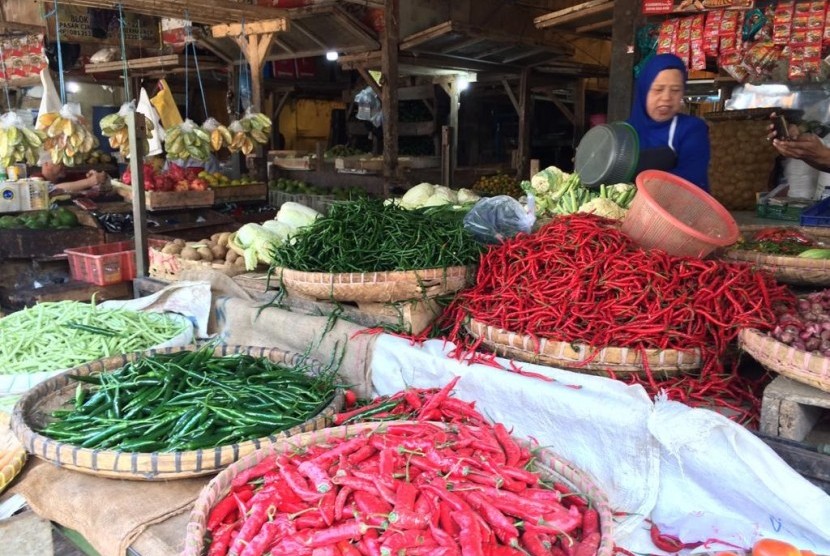 Pedagang cabai di Pasar Induk Cikurubuk, Kota Tasikmalaya, Rabu (17/7). 