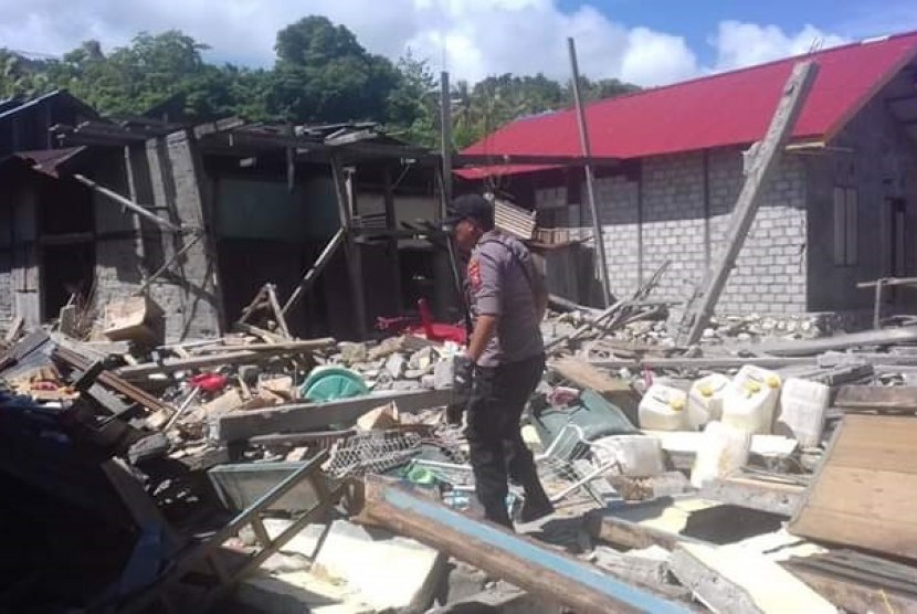 Suasana masyarakat terdampak gempa bumi di Halmahera Selatan.