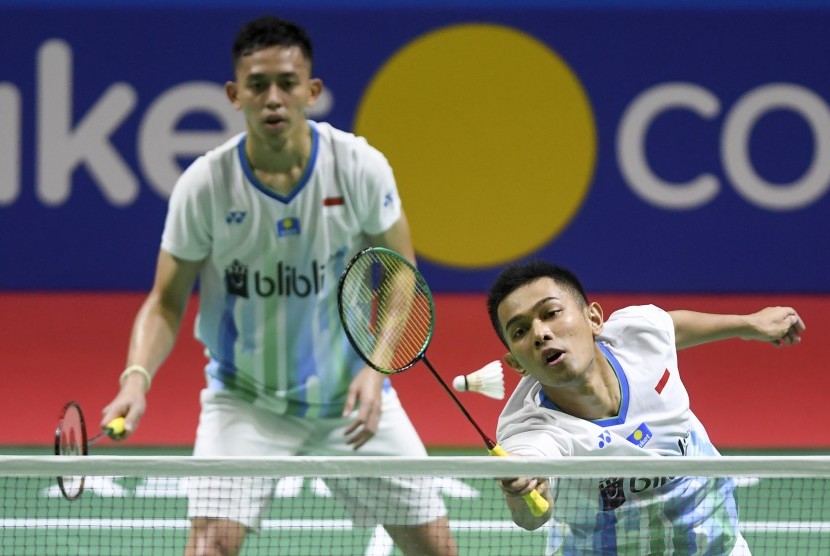 Ganda putra Indonesia Muhammad Rian Ardianto (kanan) dan Fajar Alfian (kiri) mengembalikan kok ke ganda putra China Huang Kaixiang dan Liu Cheng pada babak pertama Blibli Indonesia Open 2019 di Istora Senayan, Jakarta, Rabu (17/7/2019). 