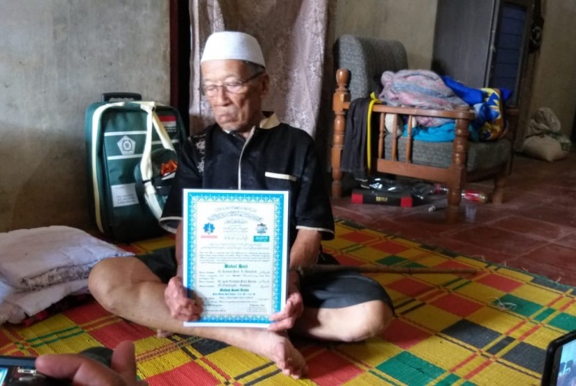 Abah Soleh(96 tahun) jadi calhaj tertua asal Purwakarta, yang berangkat haji pada tahun ini. 