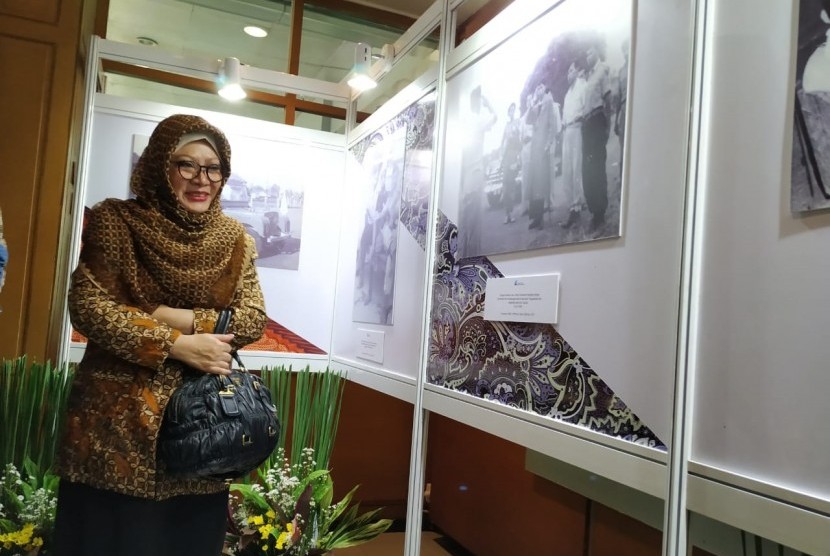 Siti Hardiyanti Rukmana alias Mbak Tutut melihat koleksi foto ayahnya, Presiden RI ke-II Soeharto, di Kantor Arsip Nasional Republik Indonesia (ANRI), Jakarta Selatan, Kamis (18/7). 
