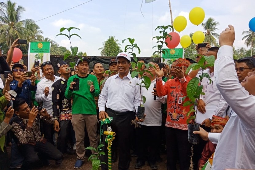 Menteri Pertanian Andi Amran Sulaiman meluncurkan program pemberian bibit unggul sebesar 500 juta selama lima tahun atau Bun500, di Palangka Raya, Kalimantan Tengah, Kamis (18/7). 