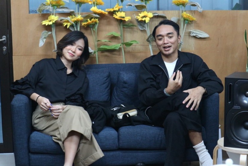 Disjoki Dipha Barus dan penyanyi Monica Karina saat diwawancara di wilayah Senayan, Jakarta Pusat, Kamis (18/7).