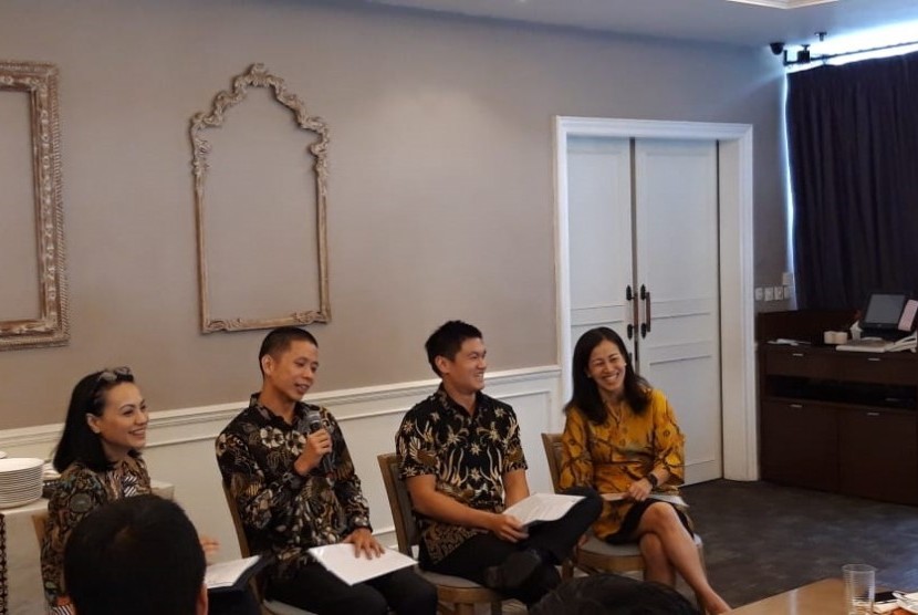 Presiden Direktur Saratoga Investama Michael Soeryadjaya (kedua kanan) dan Direktur Investasi Saratoga Investama Devin Wirawan di Mega Kuningan, Jakarta pada Kamis (18/7).