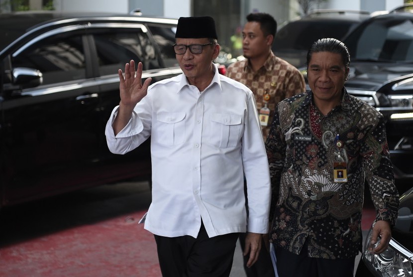 Gubernur Banten Wahidin Halim (kiri) melambaikan tangan saat tiba di Kantor Kemendagri, Jakarta, Kamis (18/7/2019).