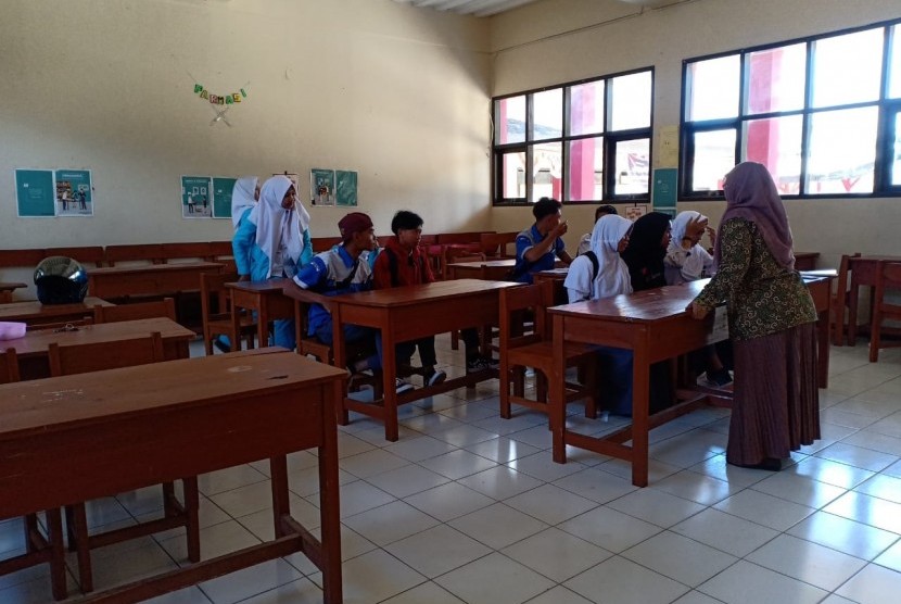 Situasi kegiatan belajar mengajar di SMK BNN Cisarua, Bandung Barat yang  hanya diisi oleh sedikit siswa, Kamis (18/7).