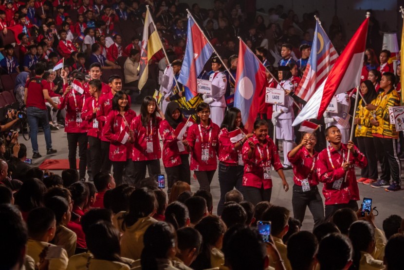 Kontingen Indonesia berdefile pada pembukaan ASEAN Schools Games Tahun XI 2019 di Holy Stadium Terang Bangsa School, Semarang, Jawa Tengah, Kamis (18/7/2019). 