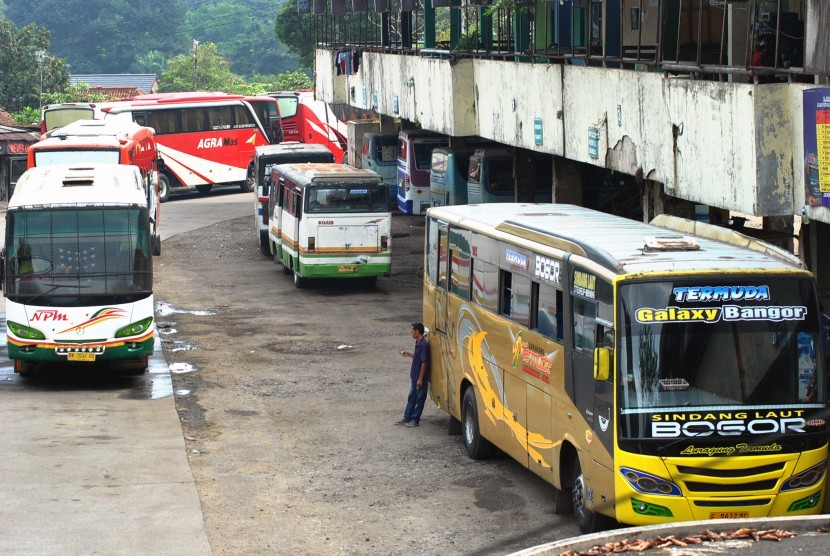 Bus menunggu calon penumpang di Terminal Penumpang Tipe A Baranangsiang, Kota Bogor, Jawa Barat, belum lama ini.