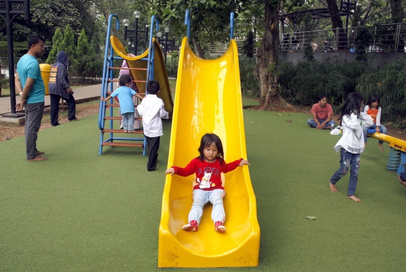 Sejumlah anak bermain di Taman Cibinong, Bogor, Jawa Barat, Jumat (19/7/2019). 