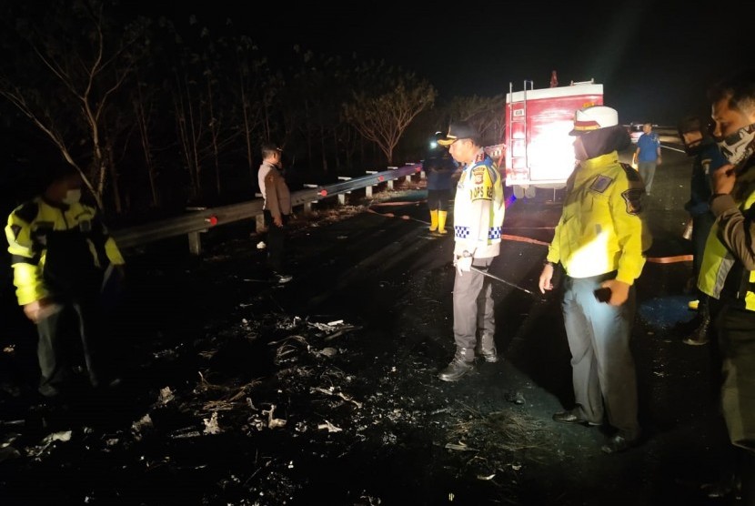 Lima tewas dan tiga terluka dalam kecelakaan maut antara kendaraan Daihatsu Grand Max Pick Up dan Suzuki APV di jalan tol Cipali, KM 154.800 A Kabupaten Majalengka, Jumat (19/7) pukul 23.00 WIB.