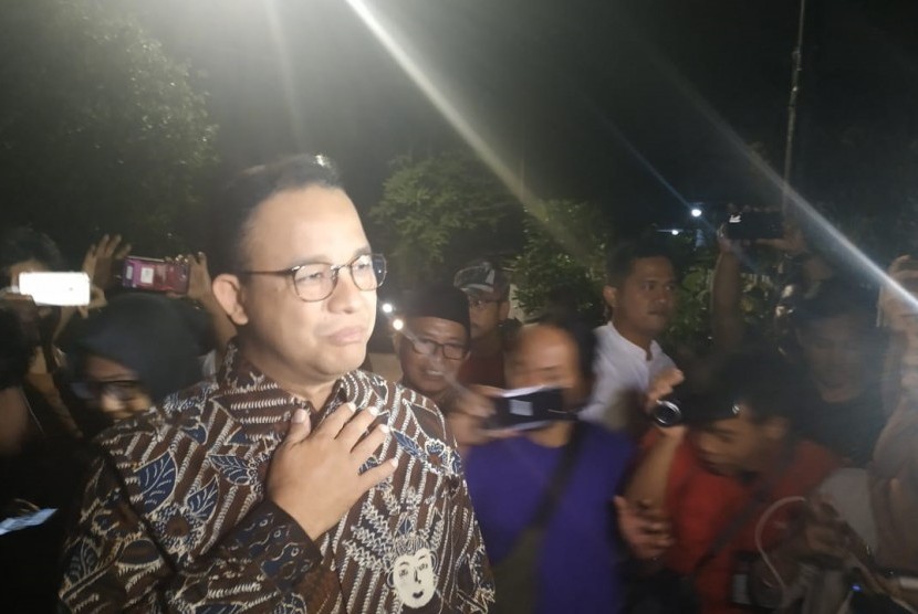 Gubernur DKI Jakarta Anies Baswedan mengunjungi rumah duka almarhum Arswendo Atmowiloto di Kompleks Kompas, Petukangan, Jakarta Selatan, Jumat (19/7).