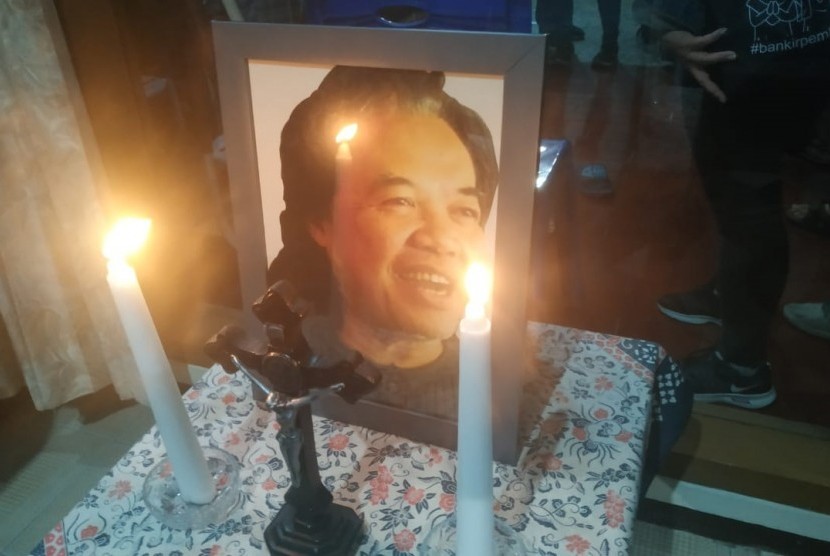 Jenazah Arswendo Atmowiloto disemayamkan di rumah duka di kawasan Petukangan Selatan, Jakarta Selatan, Jumat (19/7). 