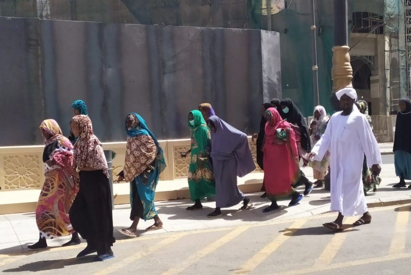 Sejumlah jamaah haji asal Afrika berjalan bersama rombongannya menuju ke Masjid Nabawi, Madinah. Ilustrasi. Pemerintah Ghana akan Kembalikan Uang Jamaah Haji yang tidak Bisa Berangkat