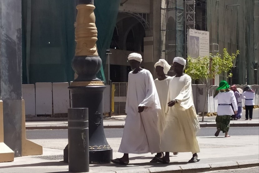 Arab Saudi Teken MoU Haji dengan Mesir dan Sudan. Foto ilustrasi sejumlah jamaah haji asal Sudan berjalan bersama rombongannya menuju ke Masjid Nabawi, Madinah.