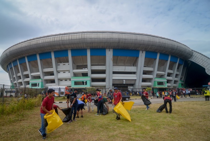 Relawan membersihkan halaman saat aksi bersih-bersih Stadion Gelora Bandung Lautan Api (GBLA) di Gedebage, Bandung, Jawa Barat, Sabtu (20/7/2019).