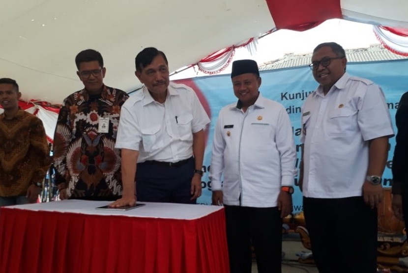 Menteri Koordinator (Menko) Bidang Kemaritiman Luhut Binsar Pandjaitan meluncurkan gerai fishmart dan program tempat pelelangan ikan (TPI) online pertama di Indonesia di Desa Ciwaru, Kabupaten Sukabumi, Sabtu (20/7).