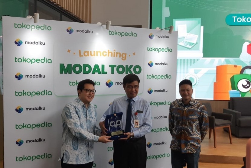 AVP Fintech Tokopedia Samuel Sentana, Pengaturan Perizinan dan Pengawasan Fintech OJK Hendrikus Passagi dan CEO Modalku Reynold Wijaya dalam peluncuran fitur Modal Toko di Tokopedia Tower, Jakarta, Senin (22/7).