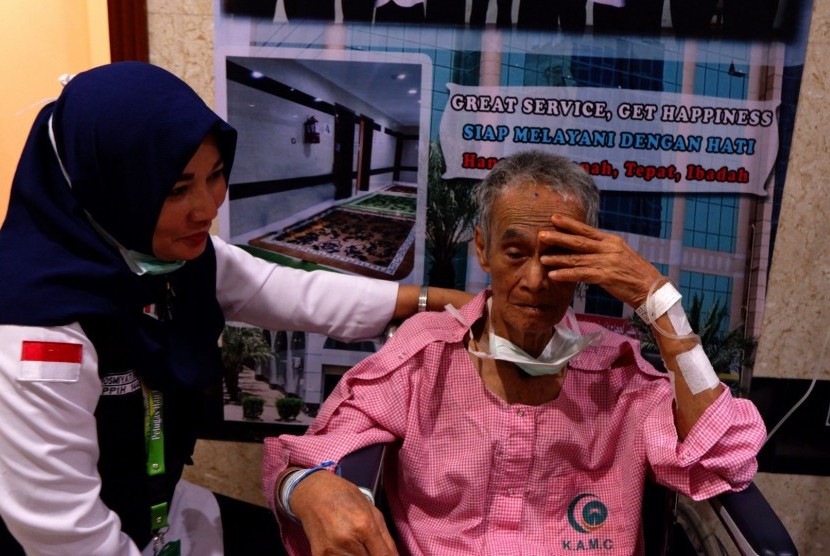 Petugas kesehatan memberi pendampingan kepada pasien Andi (89), calon haji asal Makassar yang menderita demensia di Rumah Sakit KKHI Mekkah, Arab Saudi, Minggu (21/7/2019). 