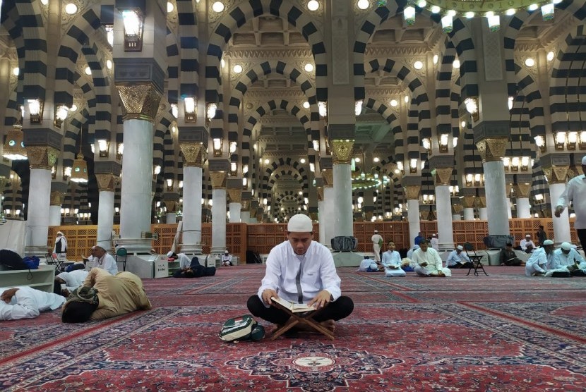 Jamaah haji Indonesia sedang membaca Al-Quran seusai shalat Subuh di Masjid Nabawi Madinah.