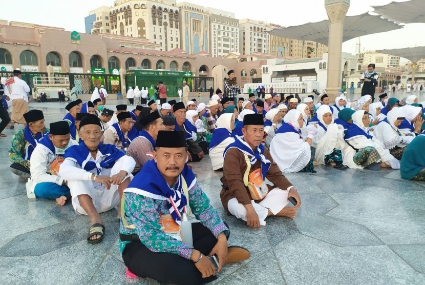 Jamaah haji Indonesia mengikuti manasik haji di pelataran Masjid Nabawi,  Madinah,  Selasa (22/7). Manasik haji dilakukan untuk memantapkan pemahaman ibadah secara baik dan benar.