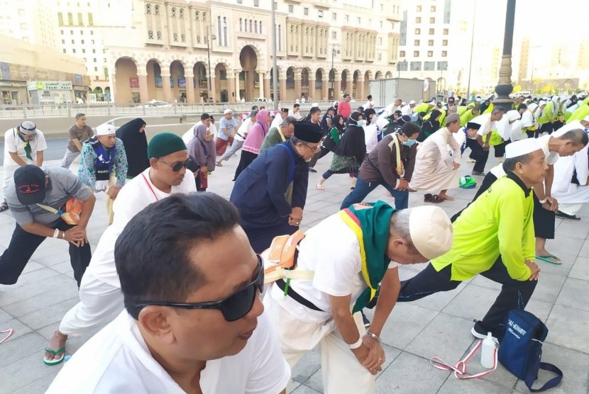 Jamaah haji kloter 20 Jakarta, melakukan senam pagi di depan pemondokan mereka di Sektor 5, Madinah, Selasa (22/7). Senam ini dilakukan agar tubuh semakin kuat, sehat, prima saat menjalankan ibadah di Tanah Suci. 
