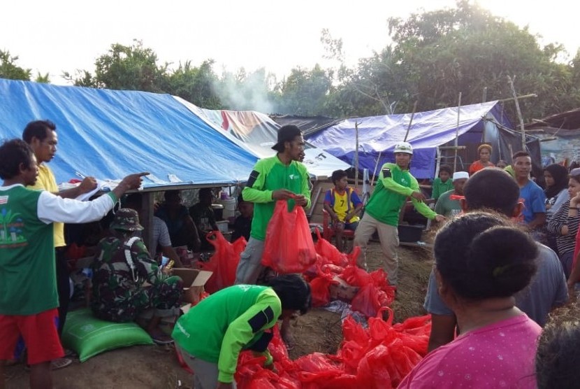 Tim DMC Dompet Dhuafa salurkan bantuan untuk pengungsi di Desa Gene Luar, Kecamatan Gene Timur Selatan, Halmahera Selatan, Maluku Utara.