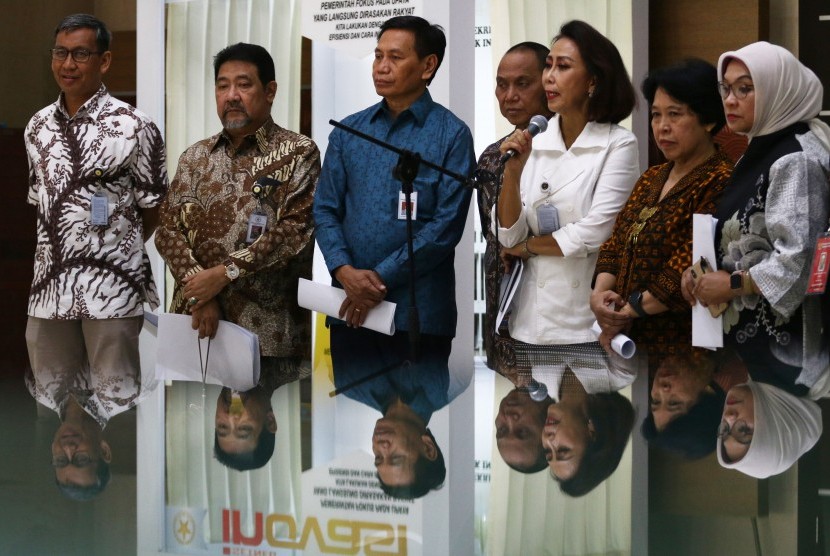 Ketua Panitia Seleksi Calon Pimpinan KPK periode 2019-2023 Yenti Ganarsih (ketiga kanan) bersama Wakil Ketua Indriyanto Seno Adji (keempat kanan) dan anggota Hamdi Moeloek (kiri), Hendardi (kedua kiri), Mualimin Abdi (ketiga kiri), Harkristuti Harkrisnowo (kedua kanan) dan Diani Sadia Wati (kanan) memberikan keterangan pers terkait hasil uji kompetensi calon pimpinan KPK di Jakarta, Senin (22/7/2019).