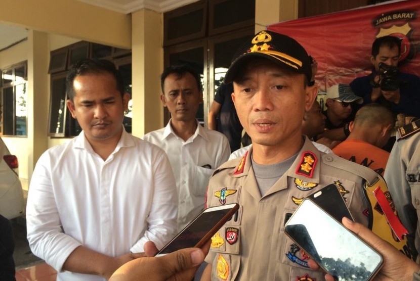 Kapolres Garut AKBP Budi Satria Wiguna menunjukkan barang bukti berupa telepon genggam hasil penjambretan di Kabupaten Garut, Senin (22/7). 