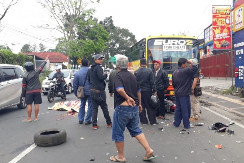 Kecelakaan melibatkan bus dengan sepeda motor (ilustrasi)