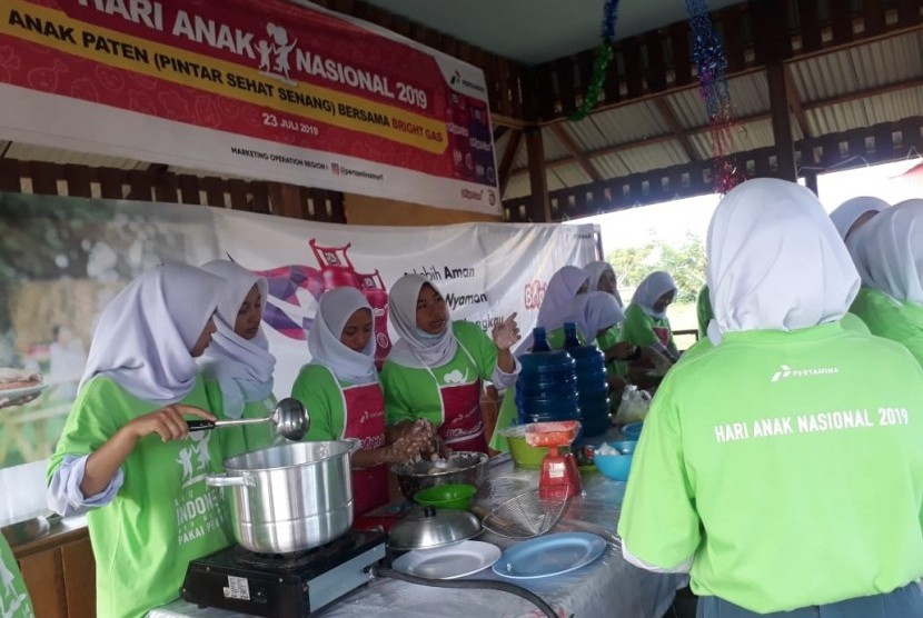 PT Pertamina (Persero) DPPU Minangkabau merayakan Hari Anak Nasional 2019, Anak Paten (Pintar Sehat Senang) dengan meresmikan Kantin Sehat du SMA 2 Batang Anai, Kabupaten Padang Pariaman, Selasa (23/7).