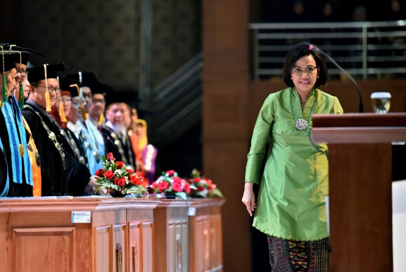 Menteri Keuangan Sri Mulyani Indrawati berjalan menuju mimbar untuk menyampaikan orasi ilmiah pada Dies Natalis Ke-38 Universitas PGRI Semarang, di Semarang, Jawa Tengah, Selasa (23/7/2019).