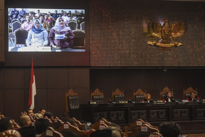 Ketua Mahkamah Konstitusi Anwar Usman (tengah) bersama Majelis Hakim Mahkamah Konsititusi (MK) Arief Hidayat (kanan) dan Enny Nurbaningsih (kiri) memimpin sidang lanjutan sengketa hasil Pemilu Legislatif 2019 di gedung MK, Jakarta, Selasa (23/7/2019). 